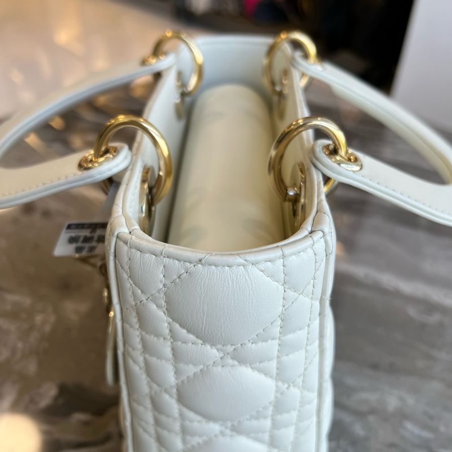 DIOR 迪奧 Lady Dior 淺金色飾面金屬吊飾藤格紋 小羊皮 戴妃包 四格小號-11