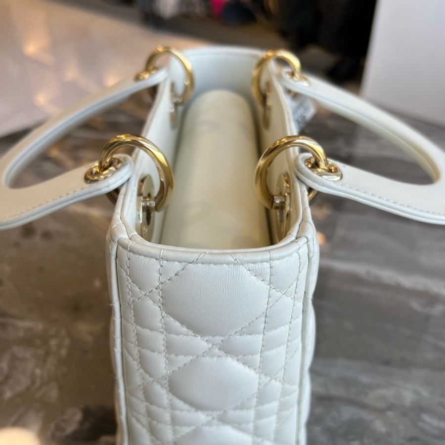 DIOR 迪奧 Lady Dior 淺金色飾面金屬吊飾藤格紋 小羊皮 戴妃包 四格小號-12