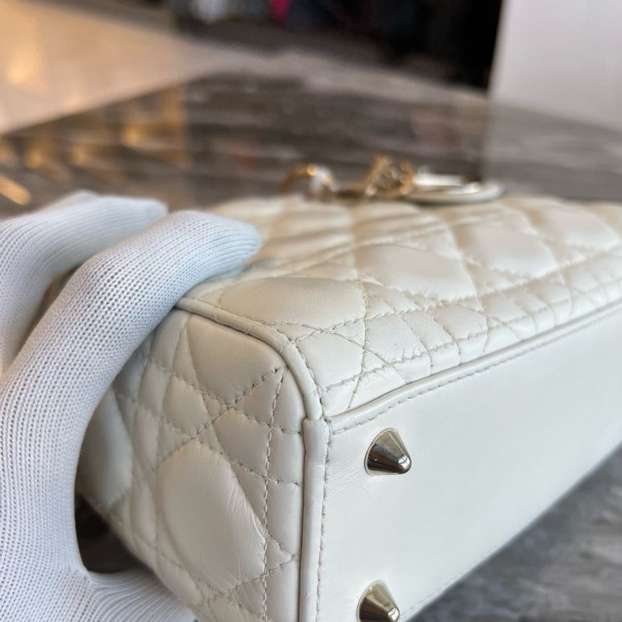 DIOR 迪奧 Lady Dior 淺金色飾面金屬吊飾藤格紋 小羊皮 戴妃包 四格小號-13