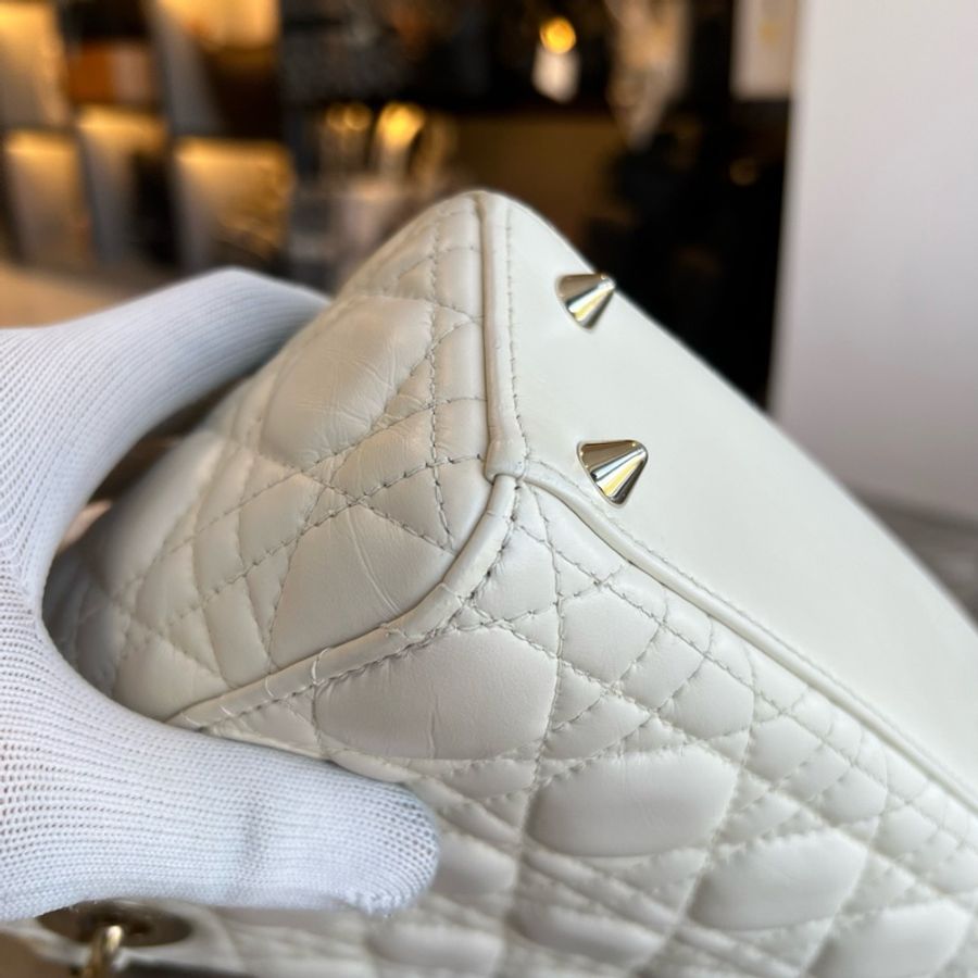 DIOR 迪奧 Lady Dior 淺金色飾面金屬吊飾藤格紋 小羊皮 戴妃包 四格小號-14