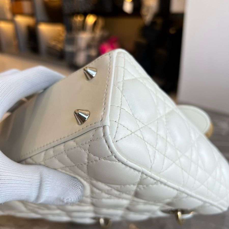 DIOR 迪奧 Lady Dior 淺金色飾面金屬吊飾藤格紋 小羊皮 戴妃包 四格小號-16