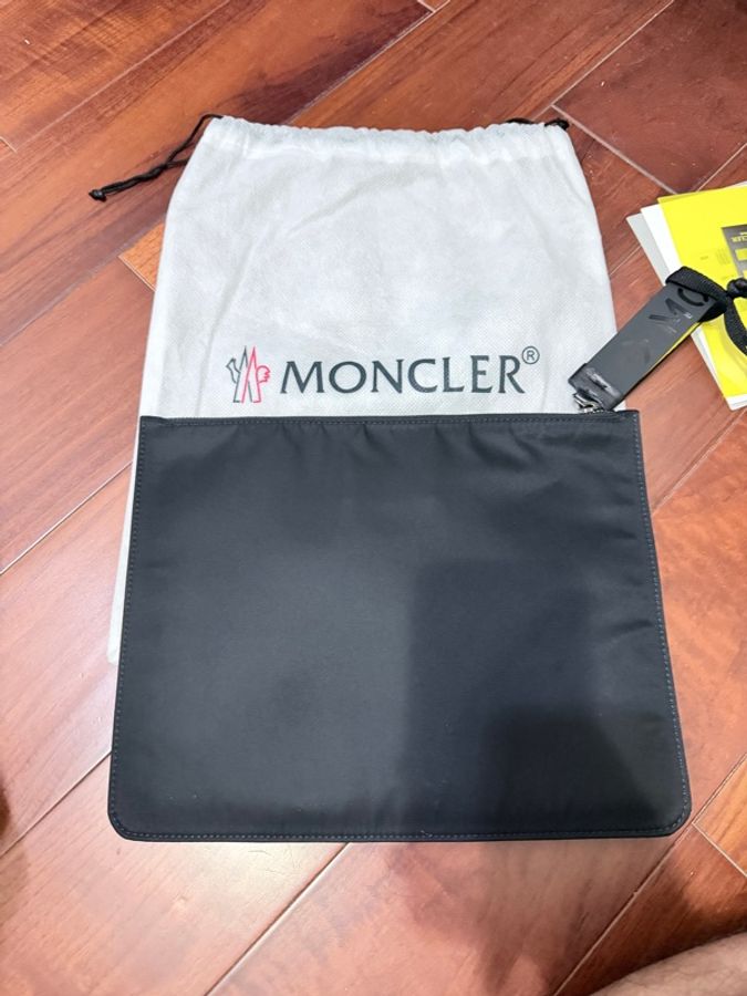 Moncler與義大利國際米蘭足球俱樂部(FC Internazionale Milano)跨界聯名款尼龍手拿包 送男友生日禮物 情人節禮物最佳選擇-1