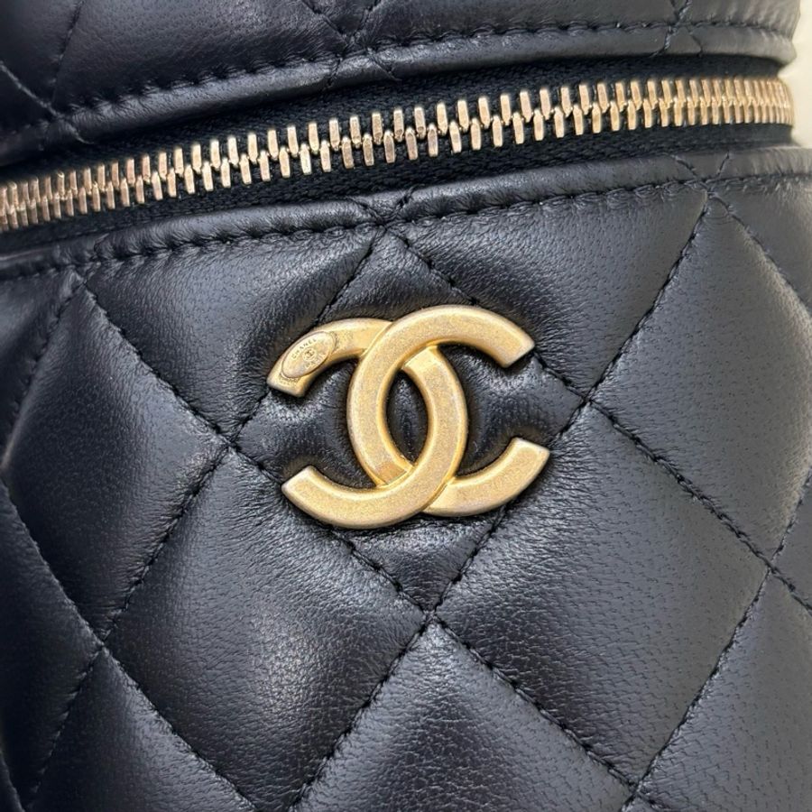 CHANEL香奈兒 22K秋冬 金扣黑色菱格紋琺瑯手柄鏈條包 羊皮 黑金圓桶包手提包斜挎包-8