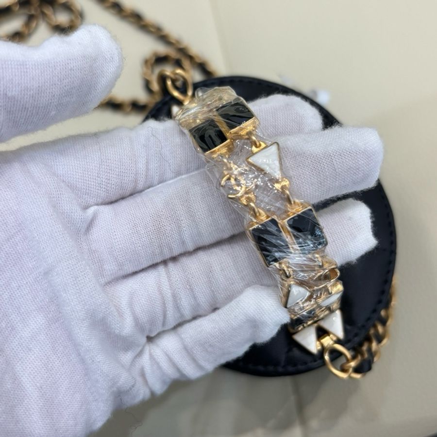 CHANEL香奈兒 22K秋冬 金扣黑色菱格紋琺瑯手柄鏈條包 羊皮 黑金圓桶包手提包斜挎包-9