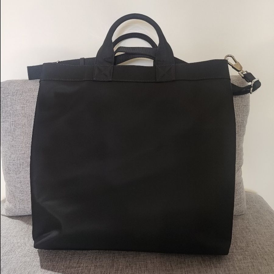 二手少用讓出【BURBERRY Logo Print Nylon Tote 黑色尼龍托特包】-1