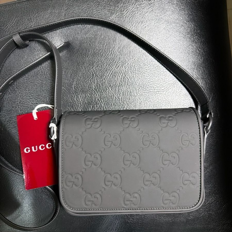 Gucci GG 橡膠效果迷你斜背包(黑色立體壓紋)-0