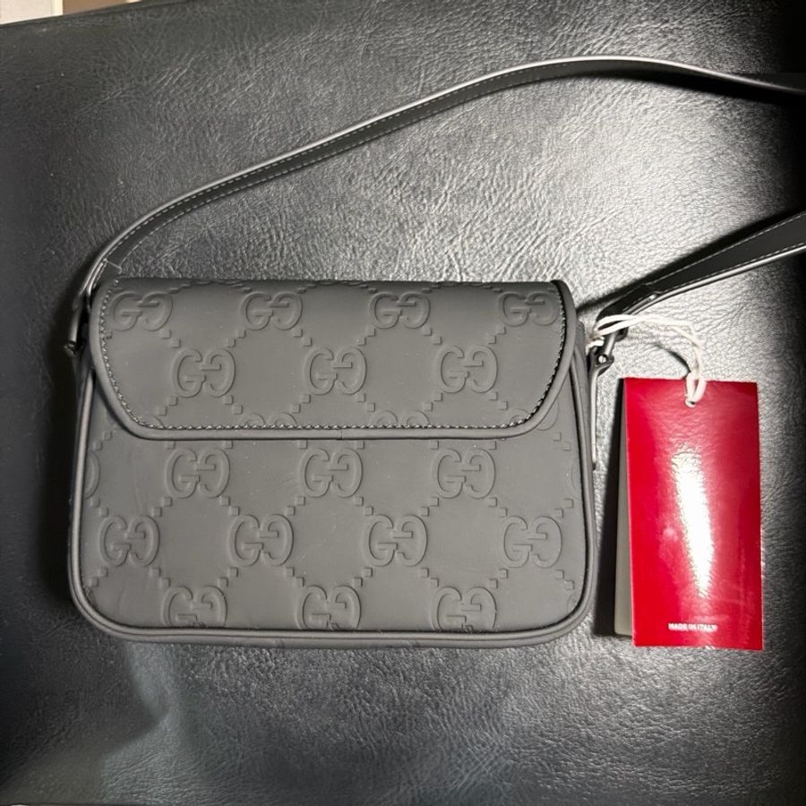 Gucci GG 橡膠效果迷你斜背包(黑色立體壓紋)-1