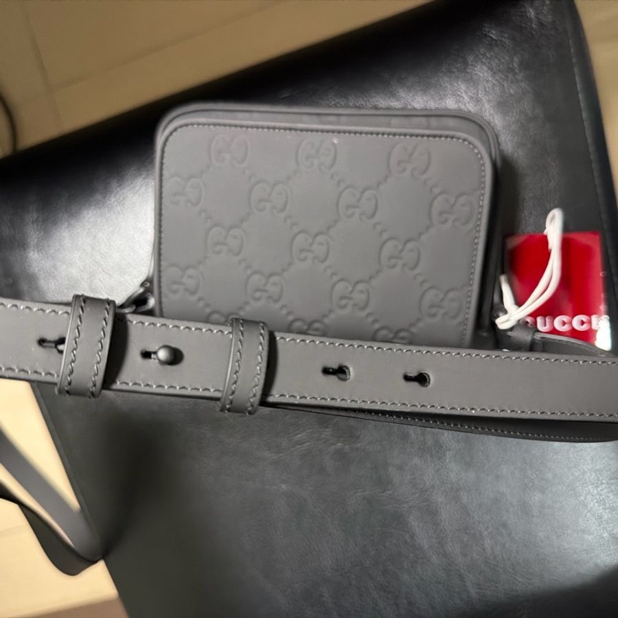 Gucci GG 橡膠效果迷你斜背包(黑色立體壓紋)-12