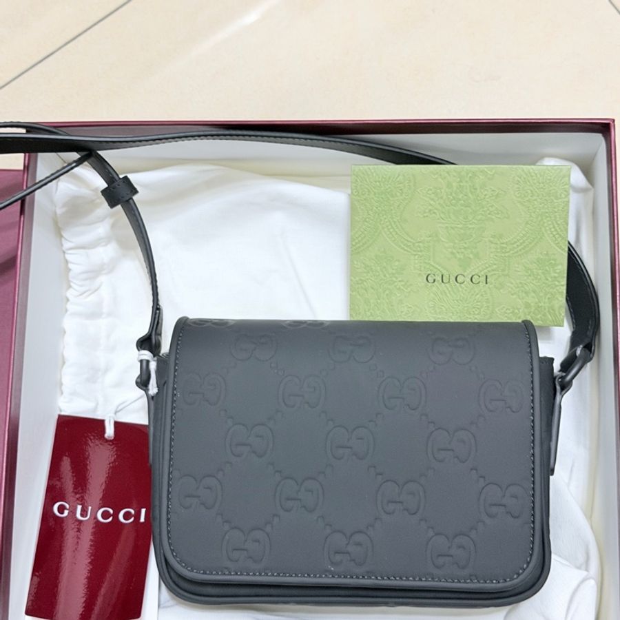 Gucci GG 橡膠效果迷你斜背包(黑色立體壓紋)-5