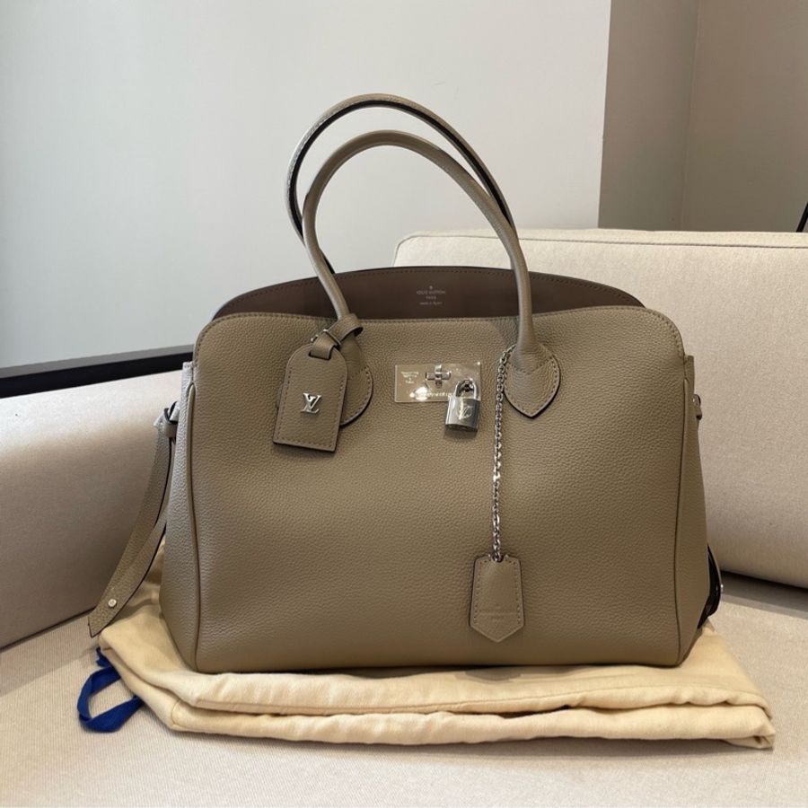 LV 路易威登灰色牛皮壓紋mila中號手提斜挎包-0