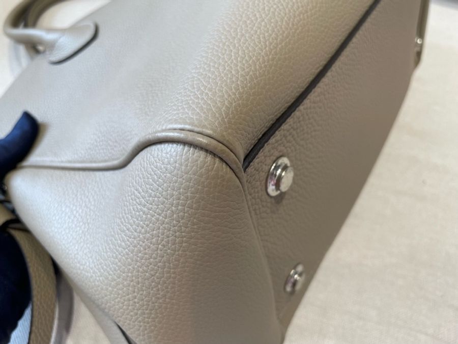 LV 路易威登灰色牛皮壓紋mila中號手提斜挎包-17