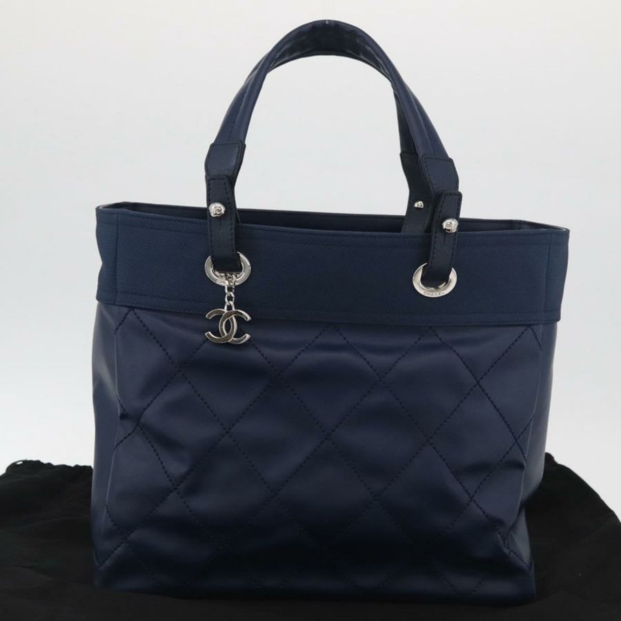 【日本直送】香奈兒 (CHANEL) Paris Biarritz MM 手提包,塗層帆布,海軍藍/銀色雙C標誌,正品編號 181519SAV-11