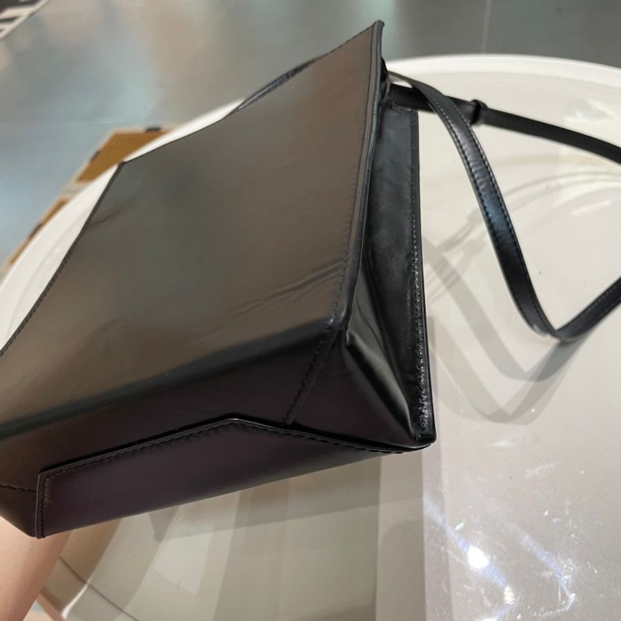 LOEWE罗意威Standard A5 Tote经典logo压纹全黑油亮牛皮迷你琴谱包21×17×6-13