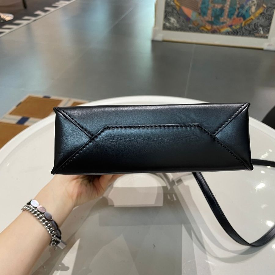 LOEWE罗意威Standard A5 Tote经典logo压纹全黑油亮牛皮迷你琴谱包21×17×6-17
