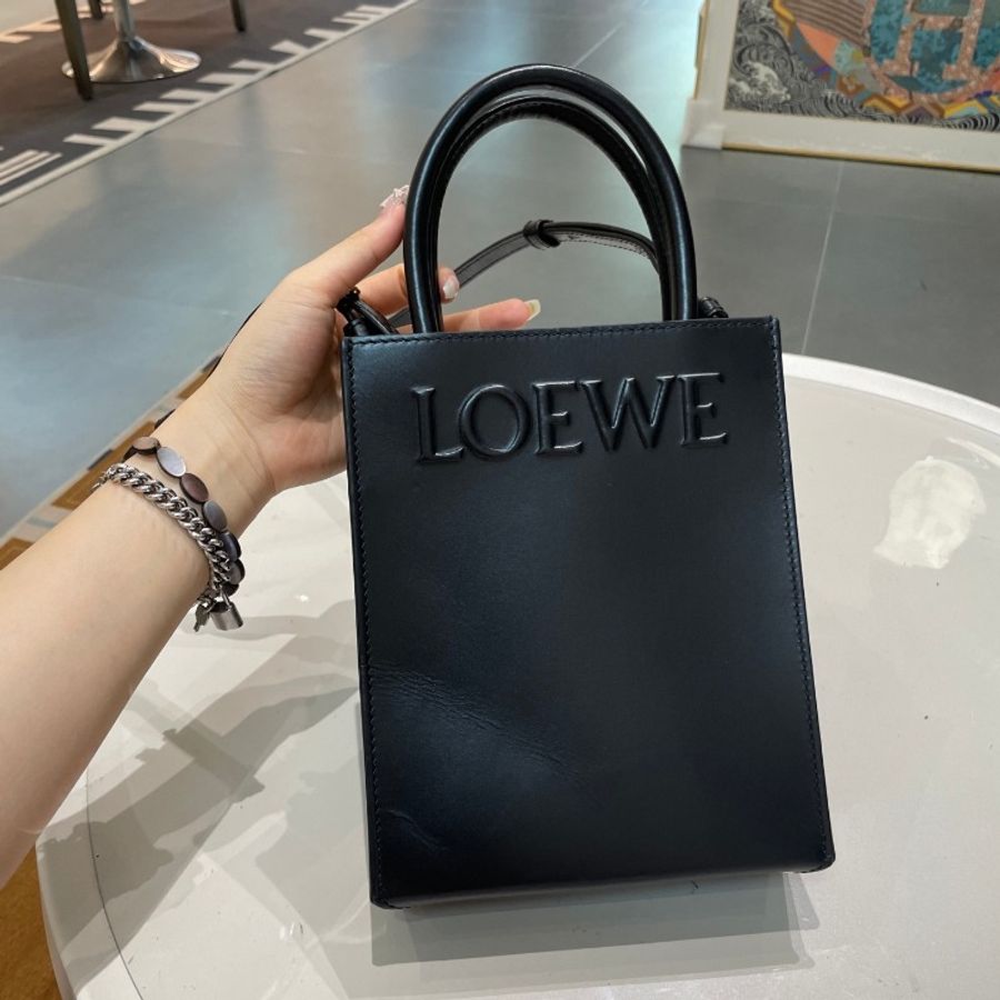 LOEWE罗意威Standard A5 Tote经典logo压纹全黑油亮牛皮迷你琴谱包21×17×6-21