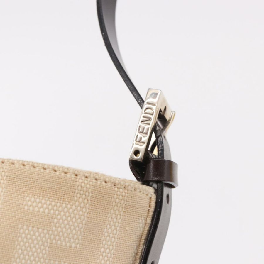 【日本直送】FENDI Zucca帆布Mamma Baguette肩背包 米色 銀色 正品 184984SAV-17