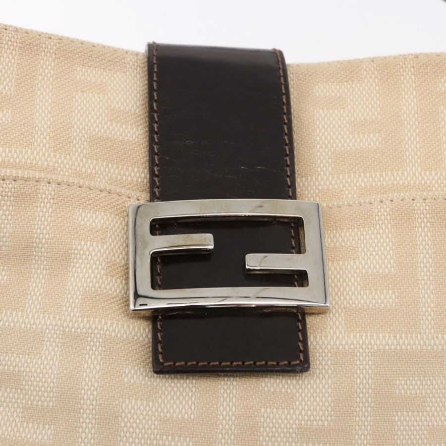 【日本直送】FENDI Zucca帆布Mamma Baguette肩背包 米色 銀色 正品 184984SAV-18
