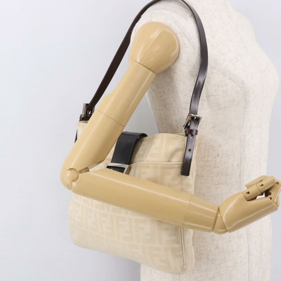 【日本直送】FENDI Zucca帆布Mamma Baguette肩背包 米色 銀色 正品 184984SAV-24