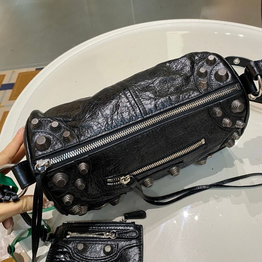 Balenciaga巴黎世家Le Cagole黑银机车可调节肩带斜挎单肩圆筒包13*24.5*13-14