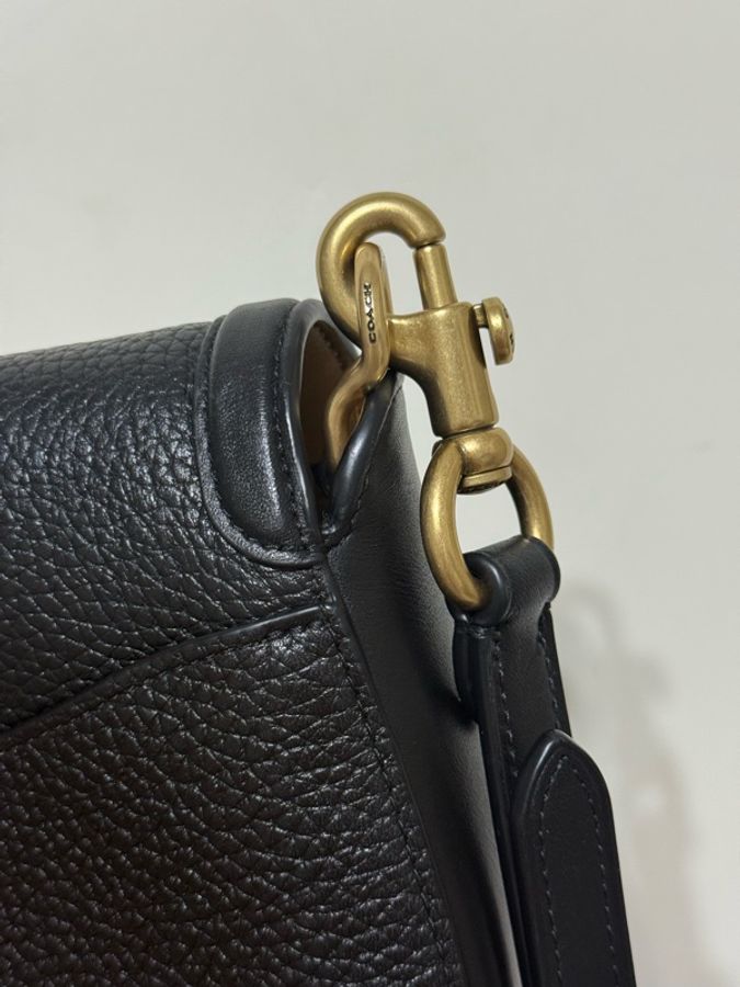 Coach 經典馬車扣斜背包-6