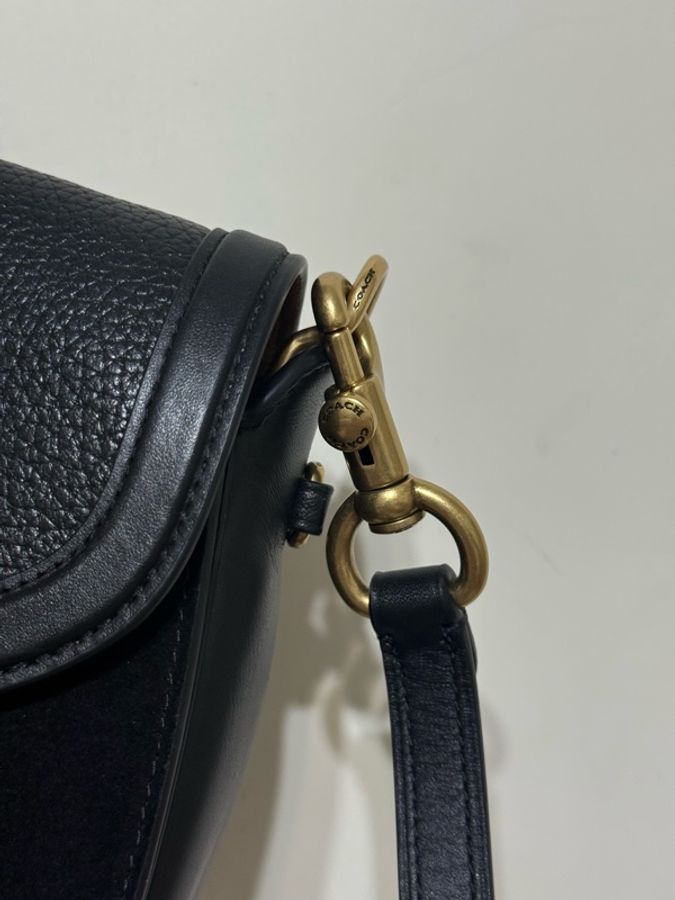 Coach 經典馬車扣斜背包-7