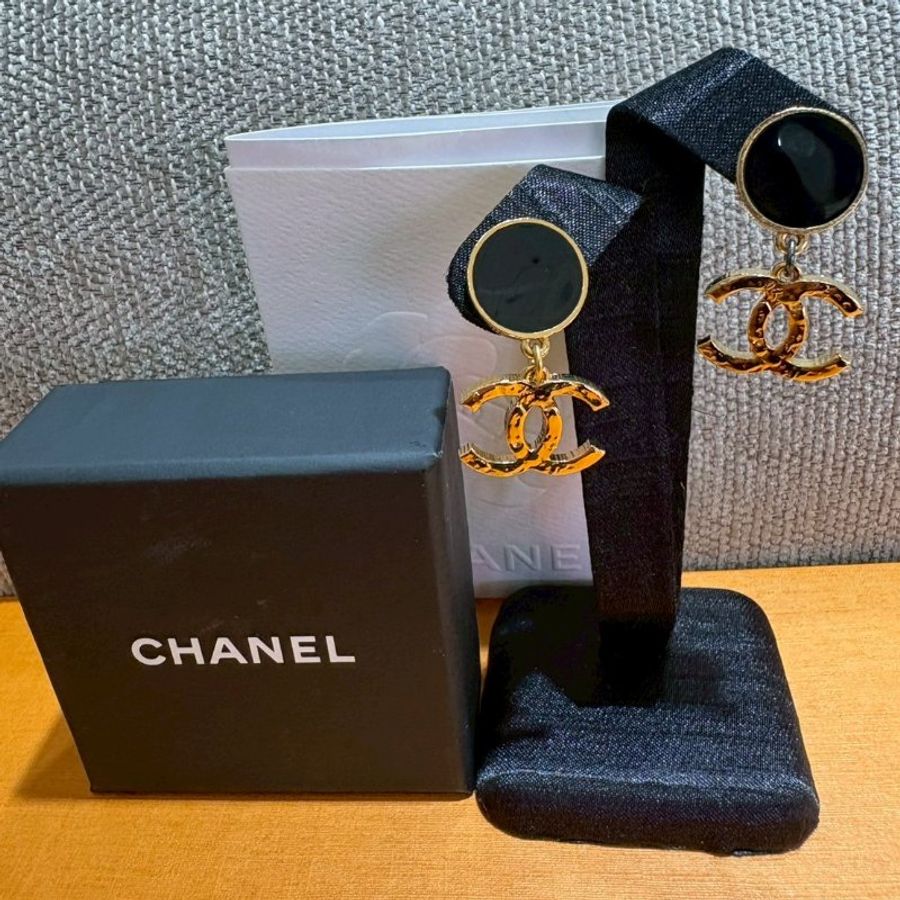 CHANEL 復古黑色圓牌吊墜金色雙C耳環-0