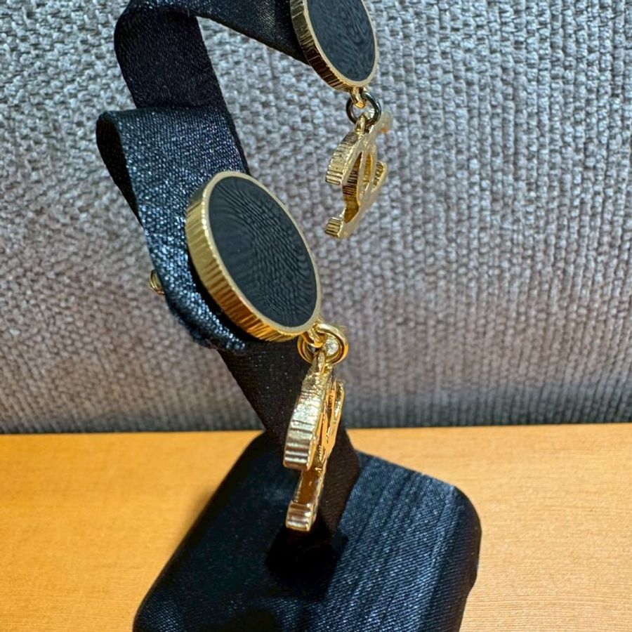 CHANEL 復古黑色圓牌吊墜金色雙C耳環-1