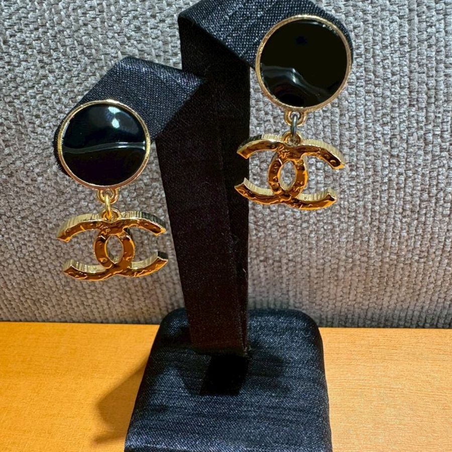 CHANEL 復古黑色圓牌吊墜金色雙C耳環-3