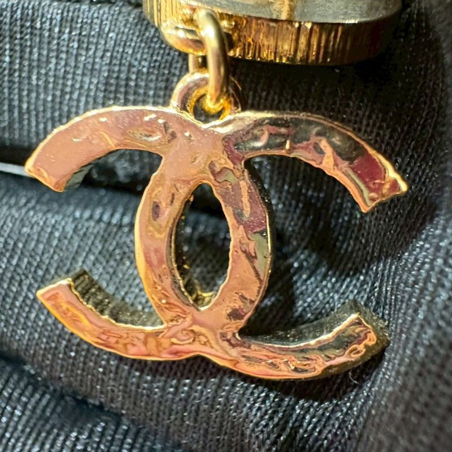 CHANEL 復古黑色圓牌吊墜金色雙C耳環-5