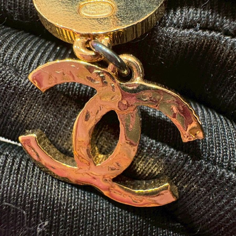 CHANEL 復古黑色圓牌吊墜金色雙C耳環-10