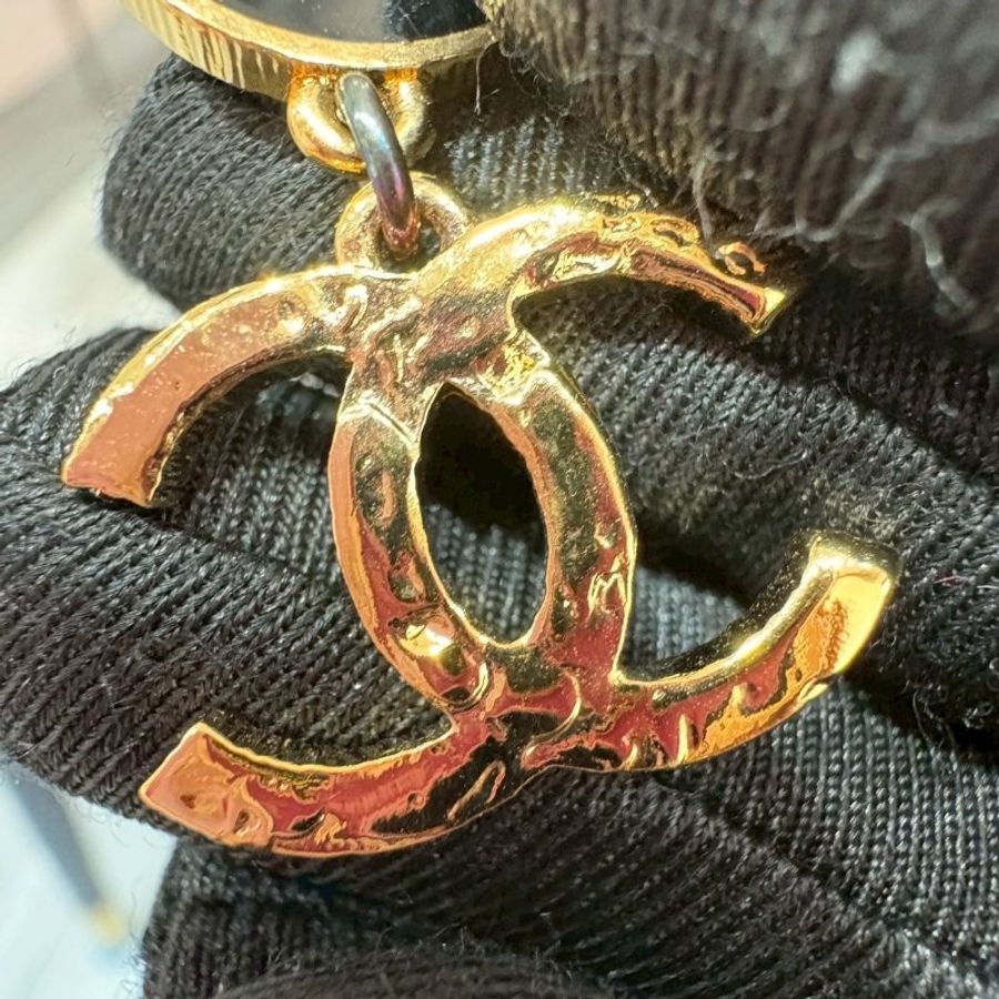 CHANEL 復古黑色圓牌吊墜金色雙C耳環-13