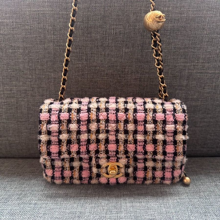 CHANEL 粉紅毛呢金球方胖包20cm-1