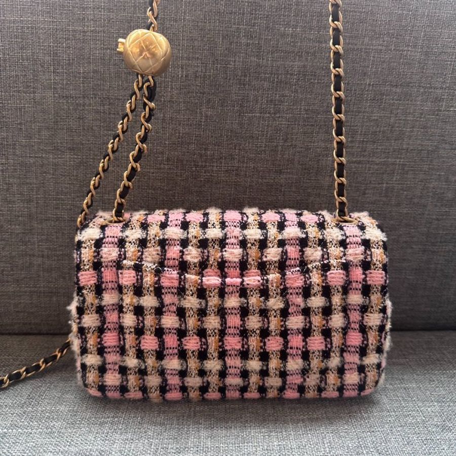 CHANEL 粉紅毛呢金球方胖包20cm-2