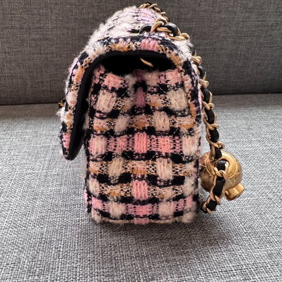 CHANEL 粉紅毛呢金球方胖包20cm-5