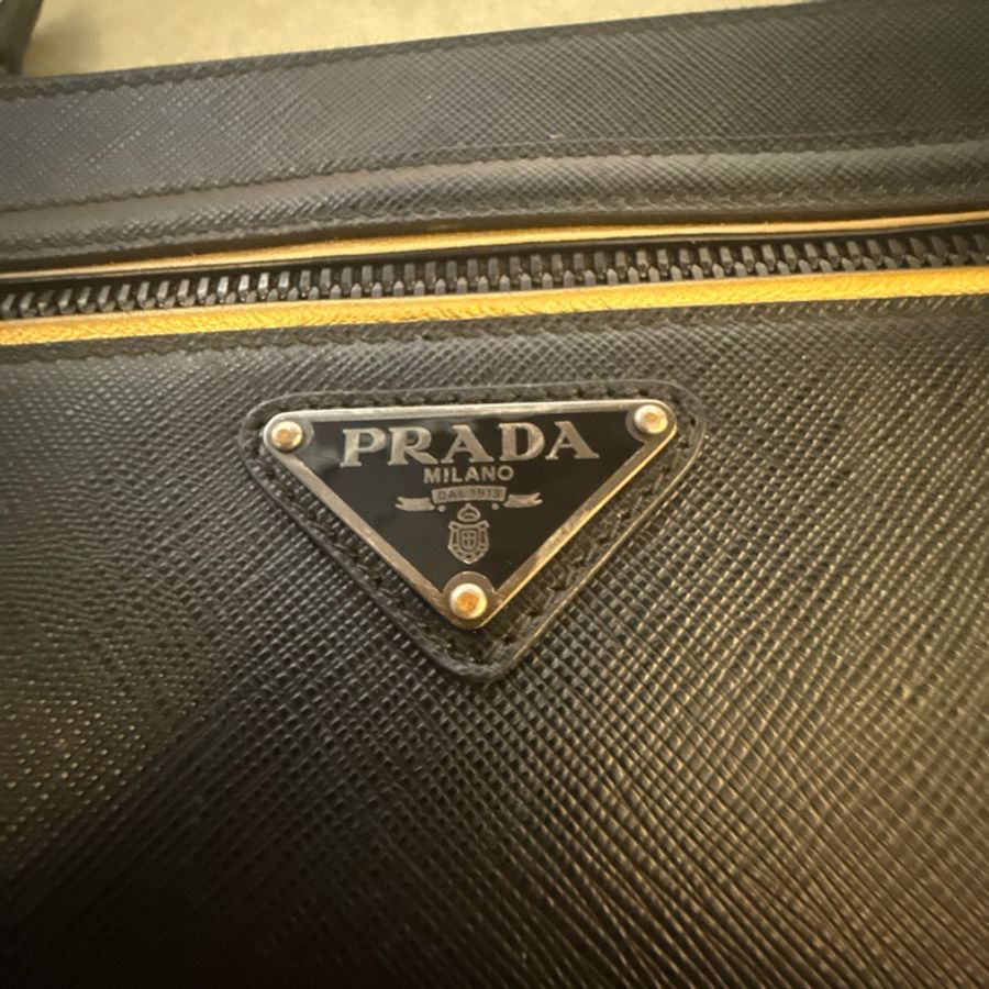 PRADA SAFFIANO牛皮手拿包-0