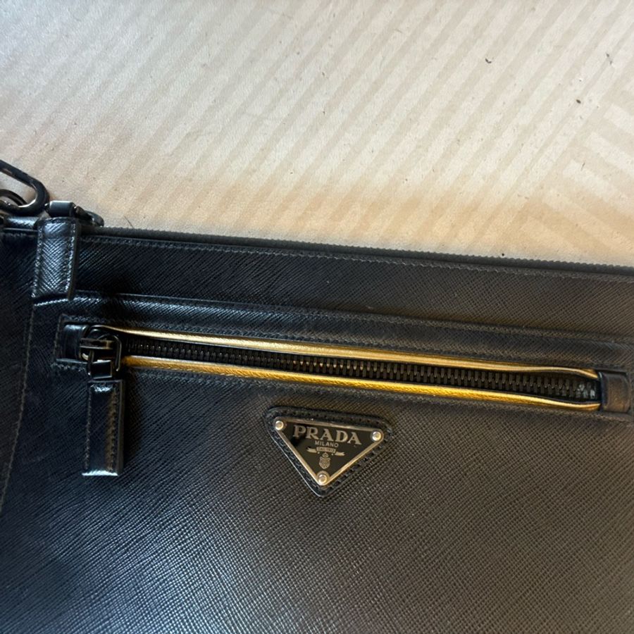 PRADA SAFFIANO牛皮手拿包-11