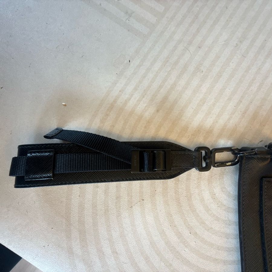 PRADA SAFFIANO牛皮手拿包-12
