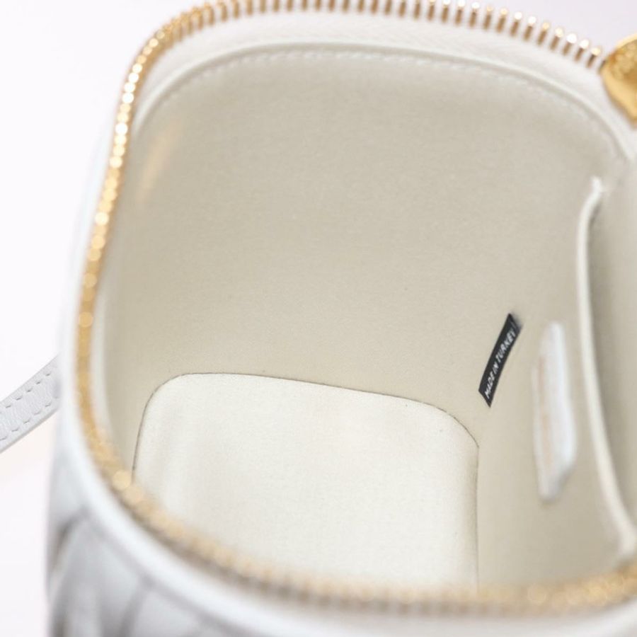 【日本直送】Miu Miu Matelasse Micro Bag Vanity Shoulder Bag Leather White Gold Auth 191450SM-21