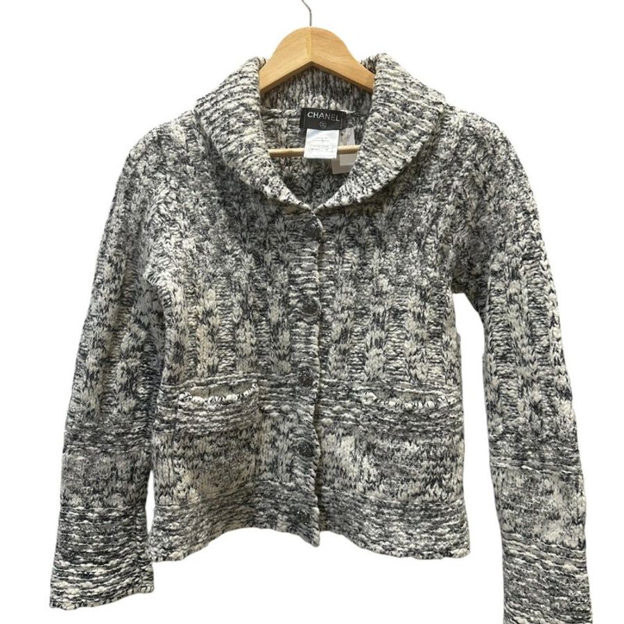 【美收精品】CHANEL 灰白混色針織外套 C-662【隔月月中將轉賣至日本 上架期限30天】-0