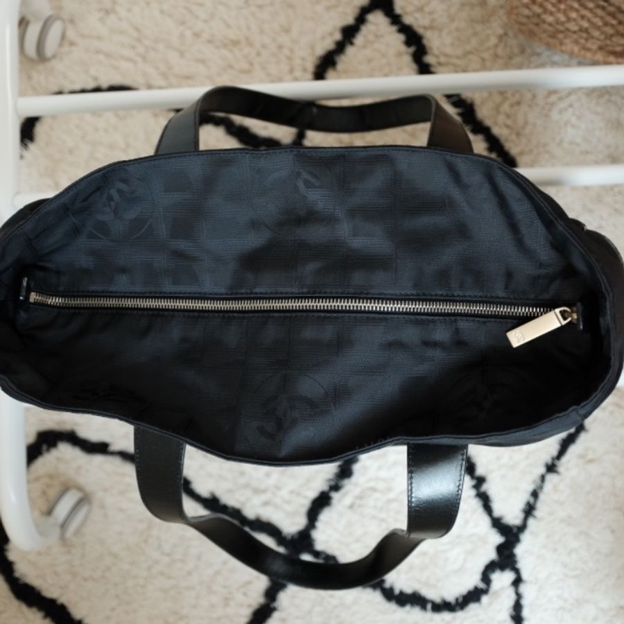 CHANEL Vintage New Travel Line 老佛爺時代經典 黑色雙 C 緹花大容量尼龍托特包-6