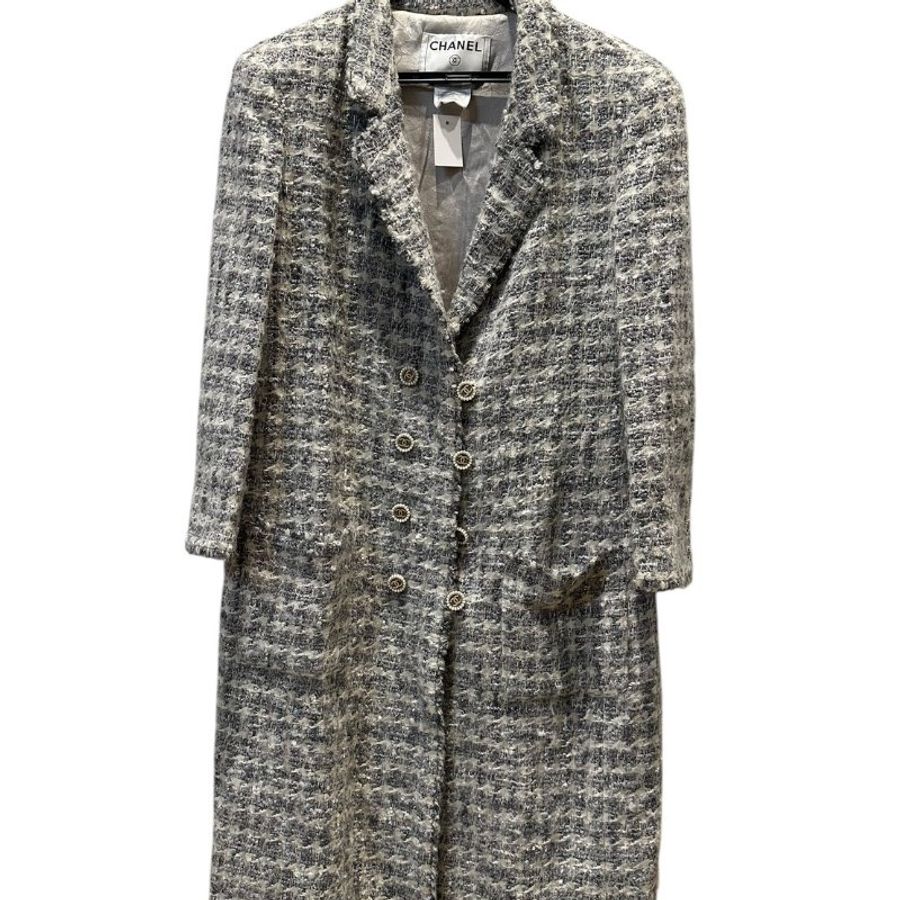 【美收精品】CHANEL 灰色金屬光澤經典夢幻呢絨外套 C-664【隔月月中將轉賣至日本 上架期限30天】-0