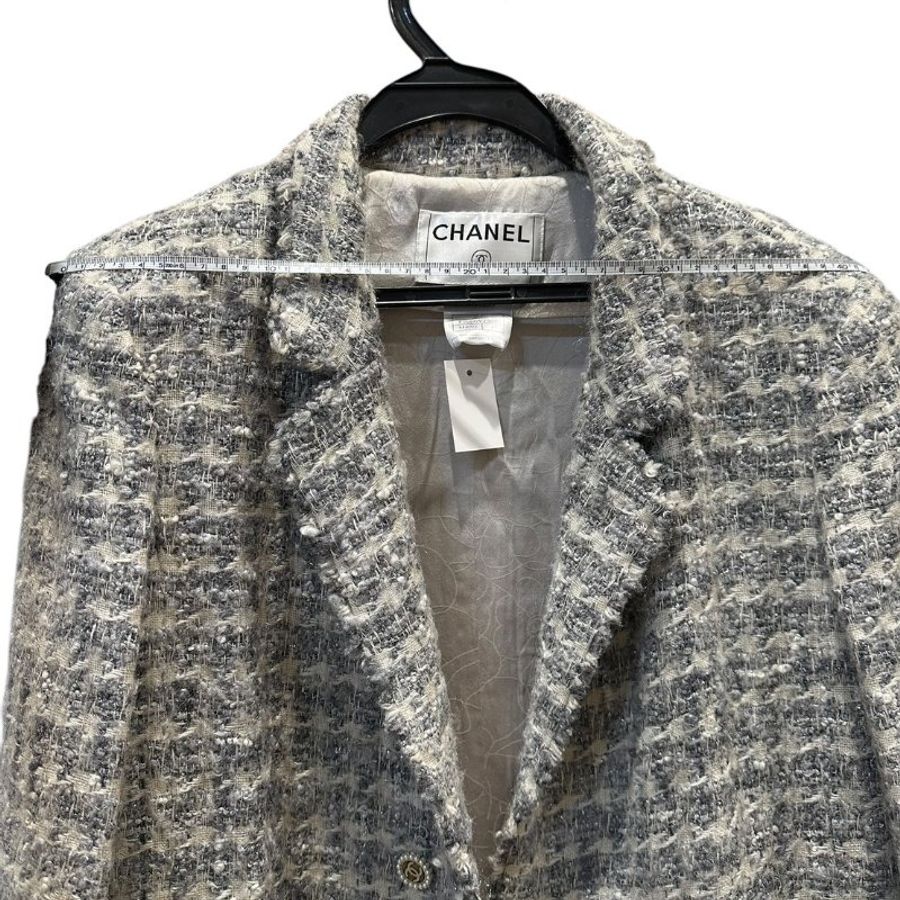 【美收精品】CHANEL 灰色金屬光澤經典夢幻呢絨外套 C-664【隔月月中將轉賣至日本 上架期限30天】-11