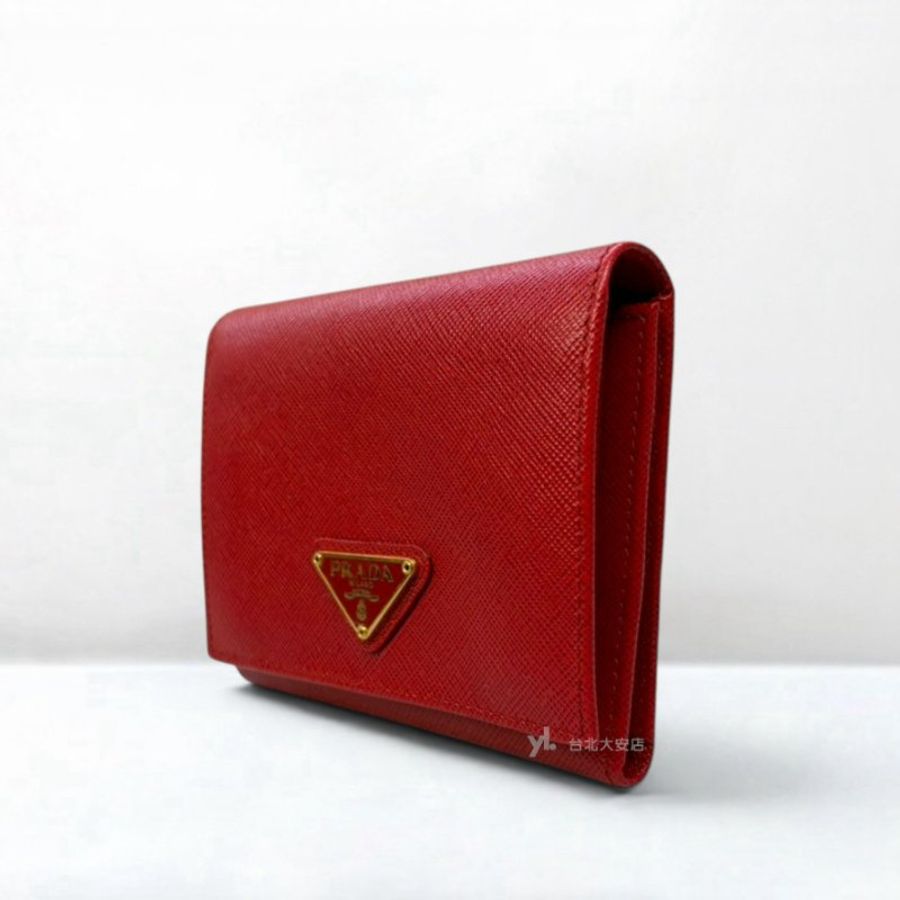 A13416-PRADA Saffiano 紅色防刮牛皮金色三角牌三折短夾1M0176-2