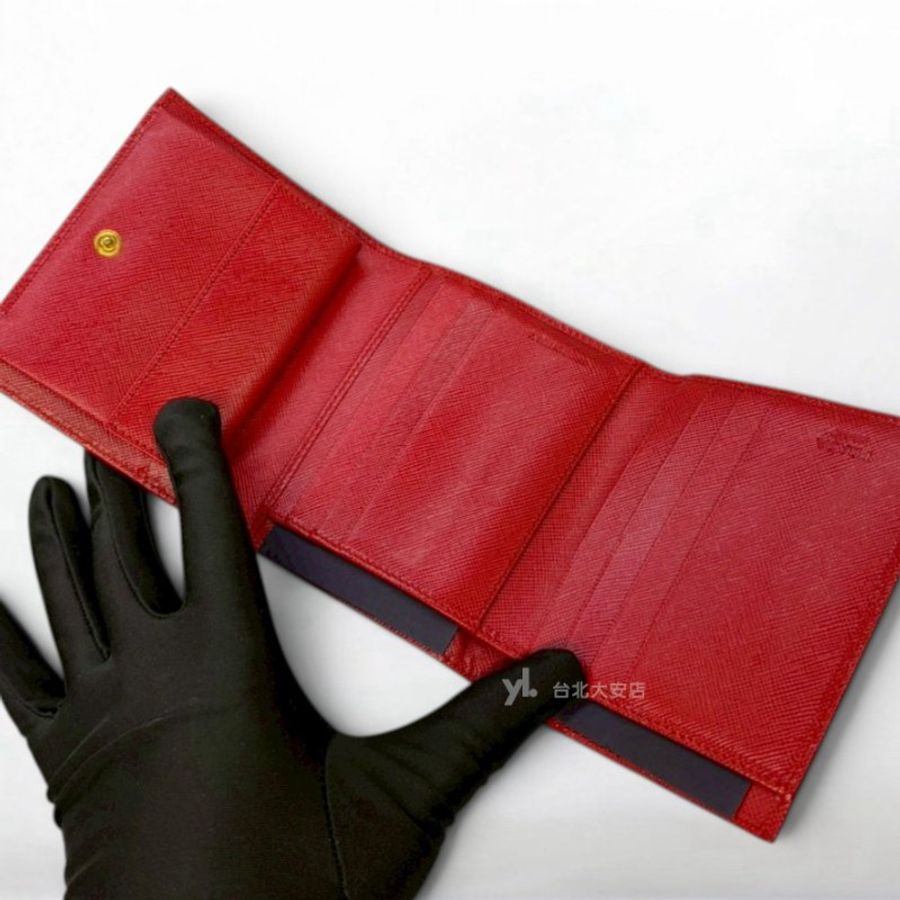 A13416-PRADA Saffiano 紅色防刮牛皮金色三角牌三折短夾1M0176-6
