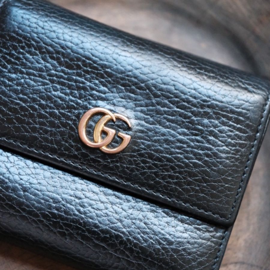 GUCCI GG Marmont 黑色荔枝紋牛皮三折拉鍊短夾-1