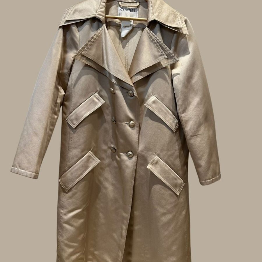 【美收精品】CHANEL 米色絲綢雙排扣風衣 C-703【隔月月中將轉賣至日本 上架期限30天】-0
