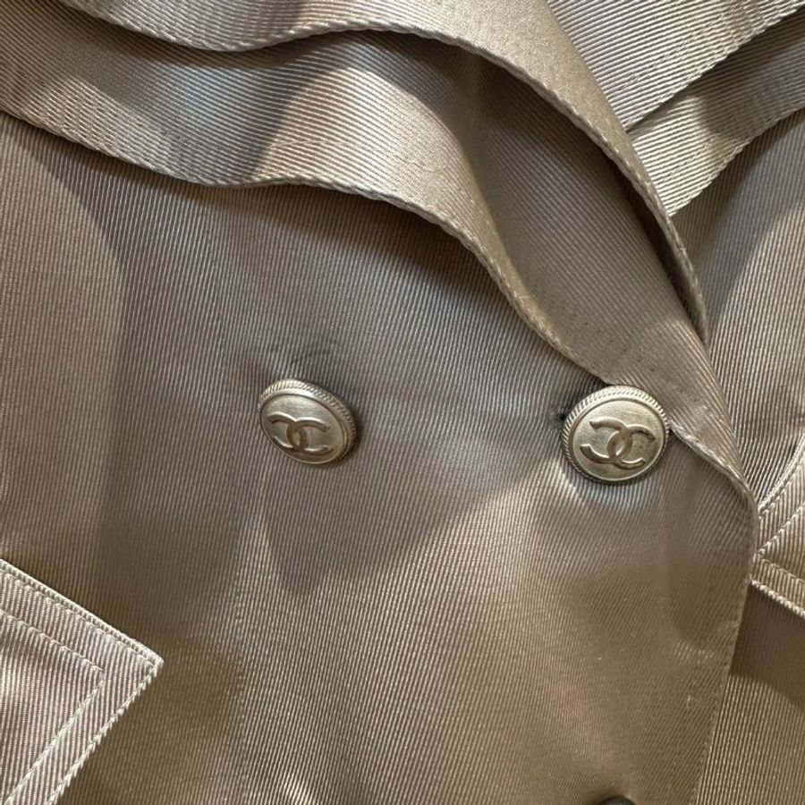 【美收精品】CHANEL 米色絲綢雙排扣風衣 C-703【隔月月中將轉賣至日本 上架期限30天】-10