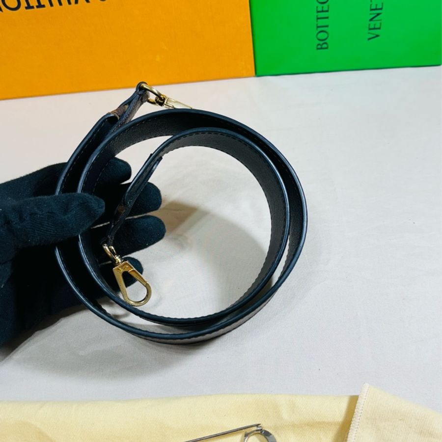‼️ 全台最甜近新美品LV新款寬背帶/肩帶 LouisVuitton 路易威登雙面用-6
