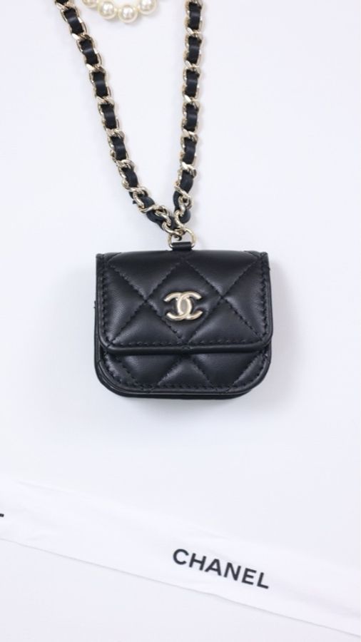 Chanel 22A高级手工坊系列黑金珍珠小羊皮衣领包-1