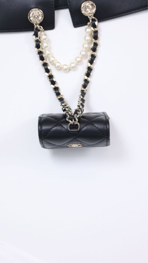 Chanel 22A高级手工坊系列黑金珍珠小羊皮衣领包-5